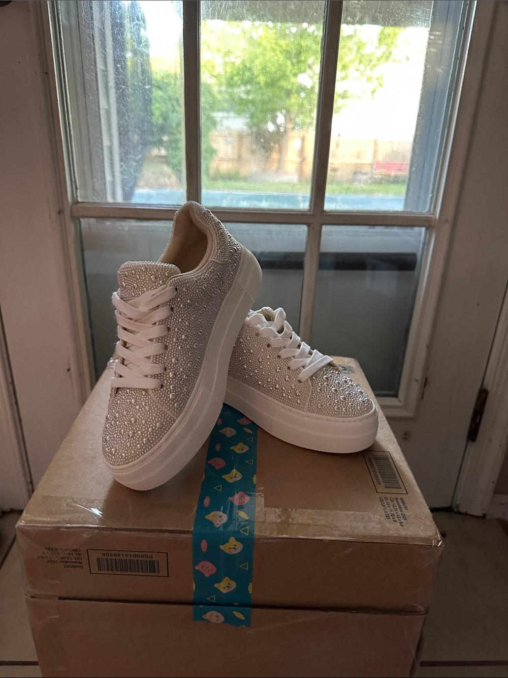 Betsy Johnson 6 Women’s White Sparkle Platform Sneakers